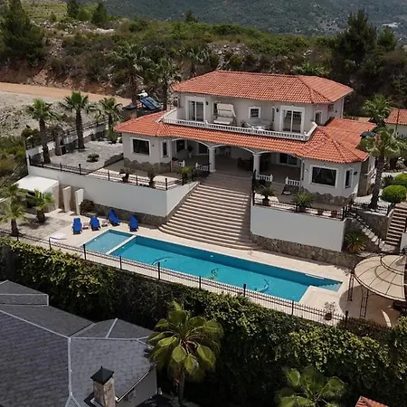 Great Villa With Beatiful View And 4 Bedrooms More 1000 Sqm Area Vila Alanya