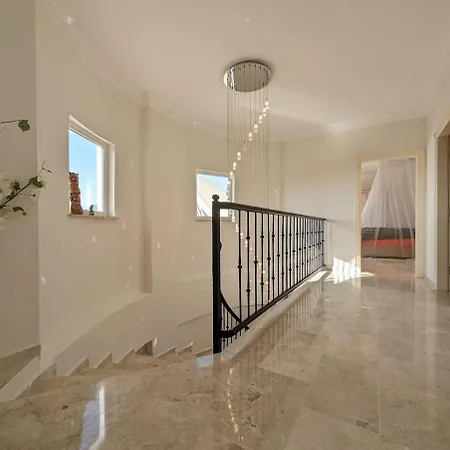 Vila Great Villa With Beatiful View And 4 Bedrooms More 1000 Sqm Area Alanya