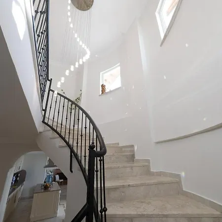 Great Villa With Beatiful View And 4 Bedrooms More 1000 Sqm Area