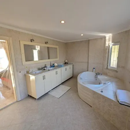 Great With Beatiful View And 4 Bedrooms 1000 Sqm Area Alanya