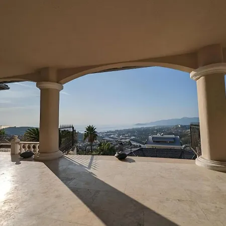 Great Villa With Beatiful View And 4 Bedrooms More 1000 Sqm Area