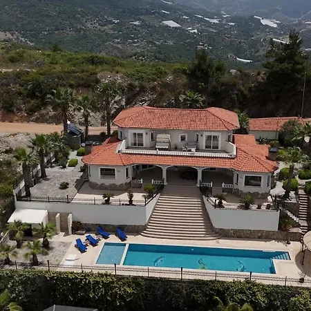 Great Villa With Beatiful View And 4 Bedrooms More 1000 Sqm Area Alanya