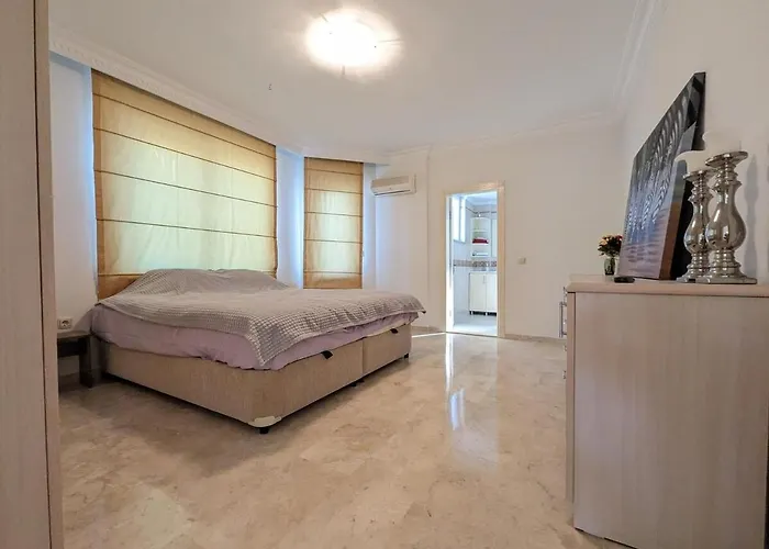Great With Beatiful View And 4 Bedrooms 1000 Sqm Area *