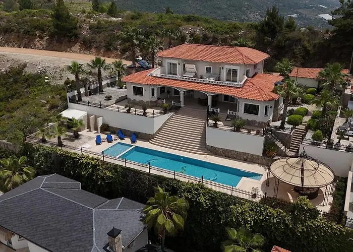 Great With Beatiful View And 4 Bedrooms 1000 Sqm Area Villa Alanya