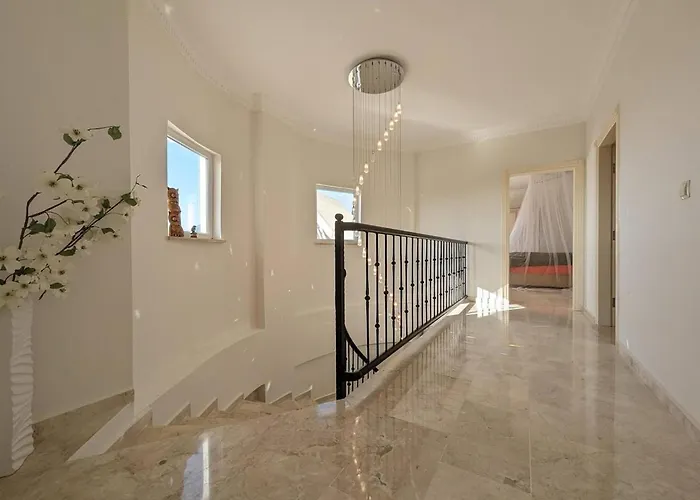Villa Great With Beatiful View And 4 Bedrooms 1000 Sqm Area Alanya