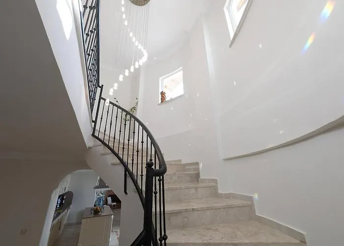 Great With Beatiful View And 4 Bedrooms 1000 Sqm Area