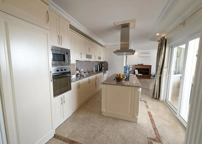 Great With Beatiful View And 4 Bedrooms 1000 Sqm Area Villa Alanya