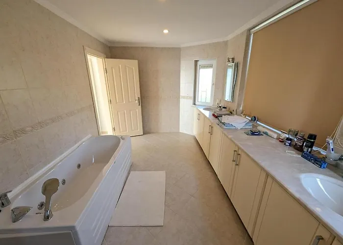 Great With Beatiful View And 4 Bedrooms 1000 Sqm Area *