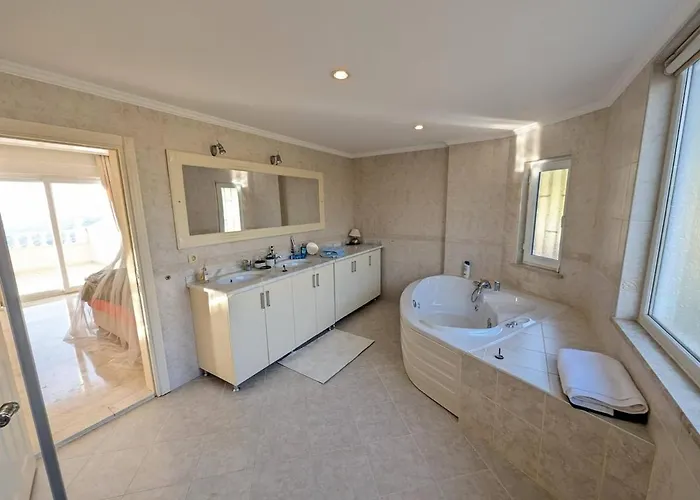 Great With Beatiful View And 4 Bedrooms 1000 Sqm Area Alanya