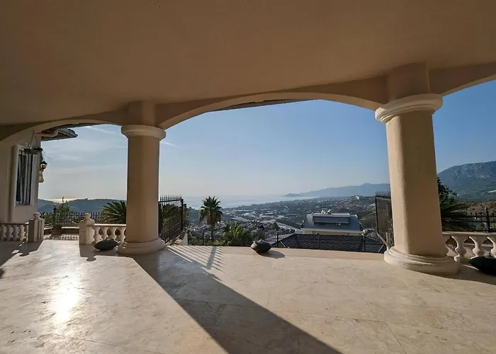 Great With Beatiful View And 4 Bedrooms 1000 Sqm Area