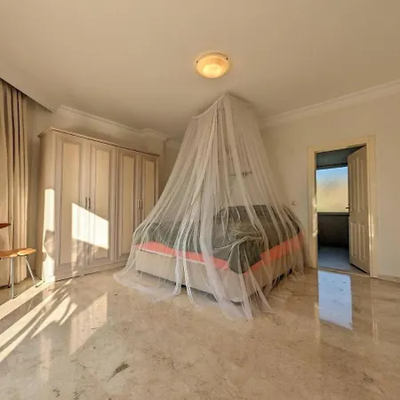 Great With Beatiful View And 4 Bedrooms 1000 Sqm Area Vilă
