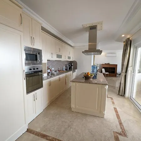 Great With Beatiful View And 4 Bedrooms 1000 Sqm Area Vilă Alanya